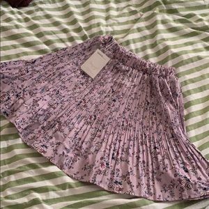 Pleated skirt in lilac flower print, brand new